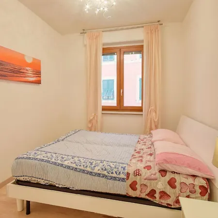 1 Bedroom Lovely In Apartment *