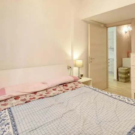 Apartment 1 Bedroom Lovely In *